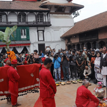 दशैँघरमा बाजागाजासहित भित्र्याइयो फूलपाती (तस्बिरहरू)