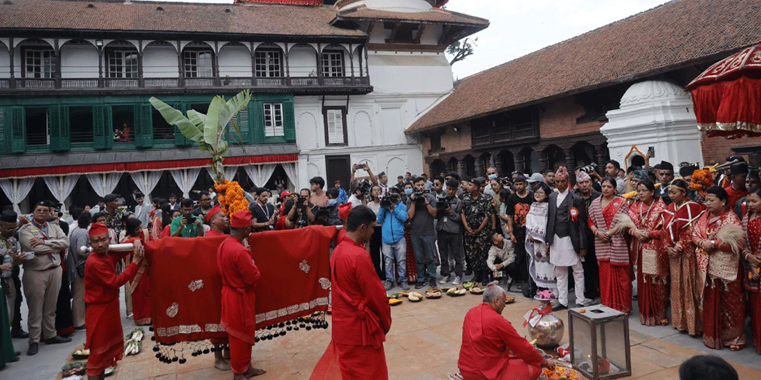 दशैँघरमा बाजागाजासहित भित्र्याइयो फूलपाती (तस्बिरहरू)