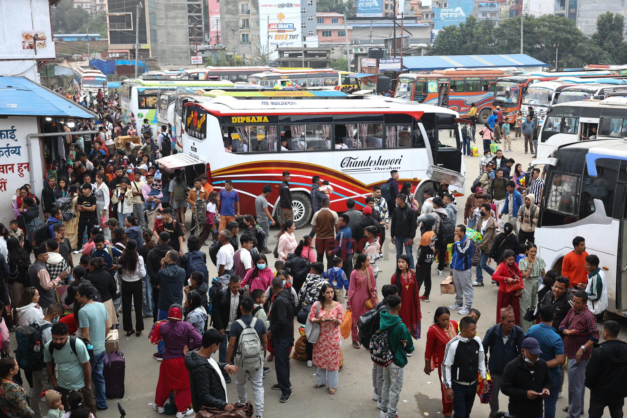 दशैंमा काठमाडौंबाट गाउँ फर्किनेको लर्को (तस्बिरहरू)