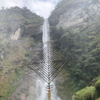 सिलामसाक्माको पृष्ठभूमिमा सलल झरेको फुङफुङे झरना (तस्बिरहरू)