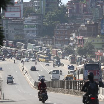 सडक अवरुद्ध हुँदा ट्रकहरू बल्खुमा होल्ड (तस्बिरहरू / भिडिओ)