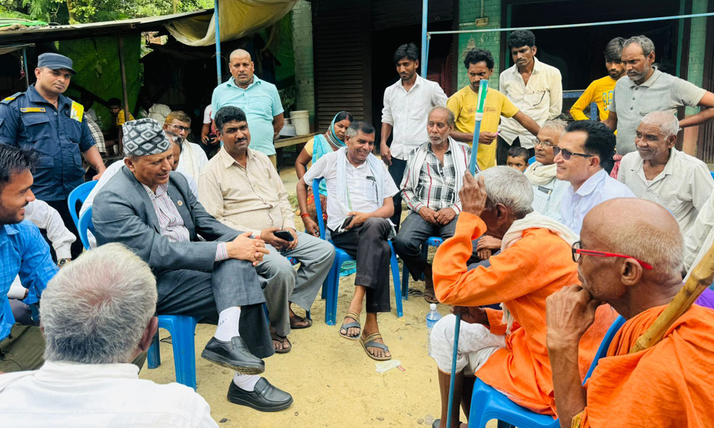 दसैँ अवधिभर गृहजिल्लाका जनतामाझ पुगे भूमिमन्त्री अधिकारी