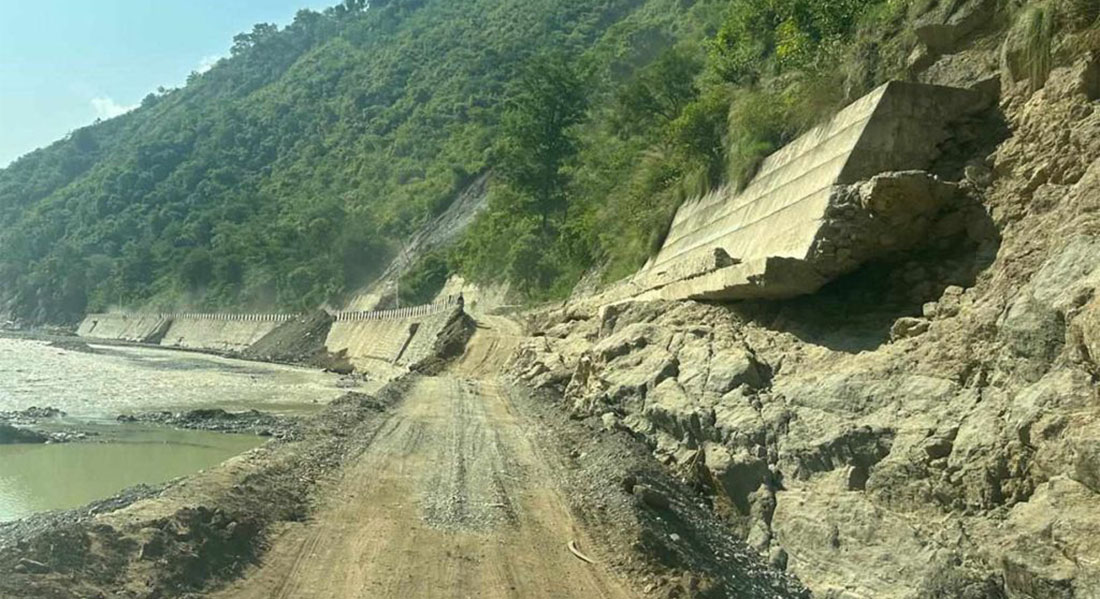 काभ्रेमा बस र सुमो सुख्खा पहिरोले पुरेपछि बीपी राजमार्ग पुनः अवरूद्ध