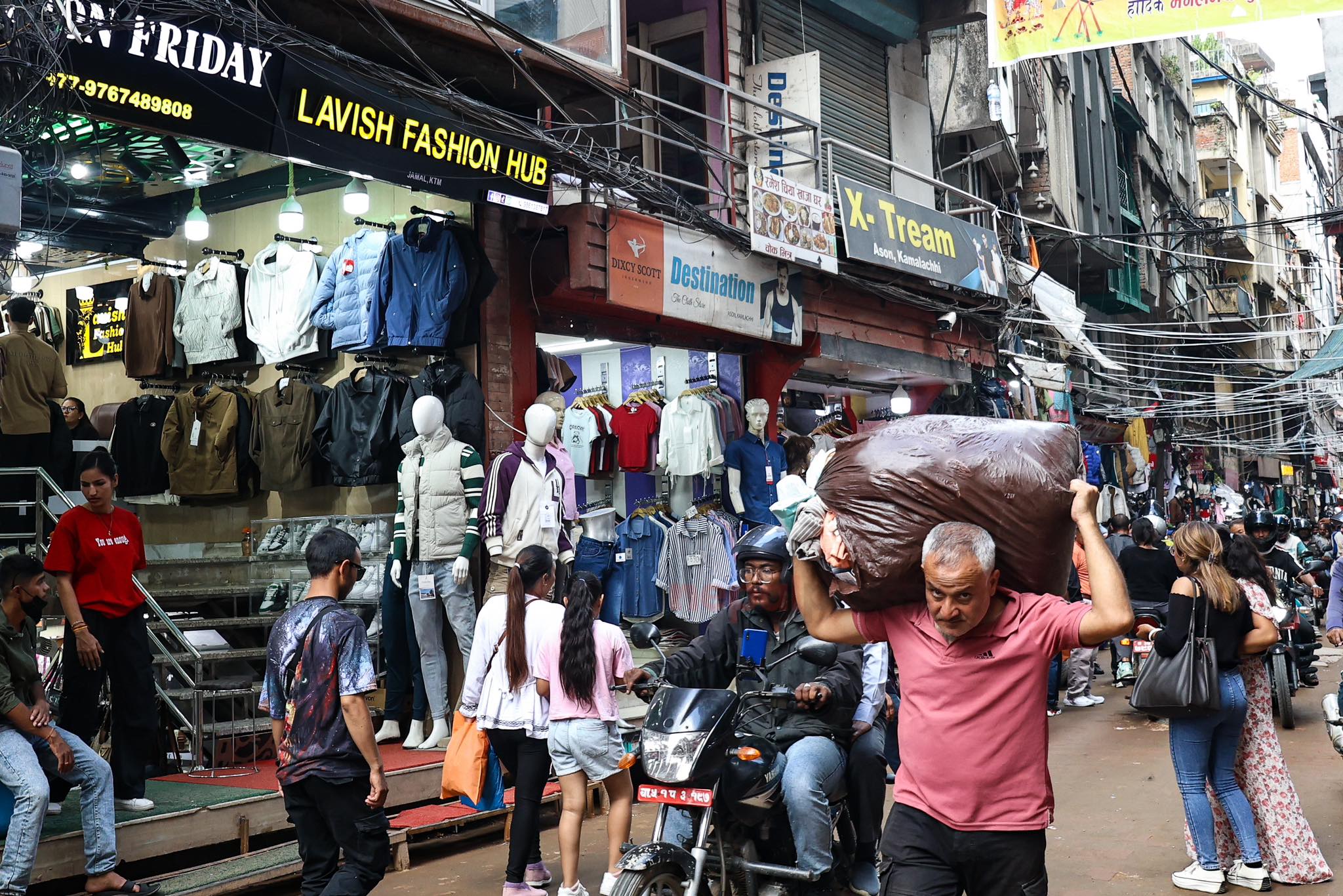 दशैंकाे किनमेल- ‘सेल’ मा ग्राहककाे ठेलमठेल, फेन्सीमा ग्राहक नै छैनन् (तस्बिरहरु)