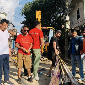 काठमाडौं महानगरले नउठाएको त्रिपुरेश्वर-टेकु क्षेत्रको फोहोर अखिलले उठायो (भिडिओ)