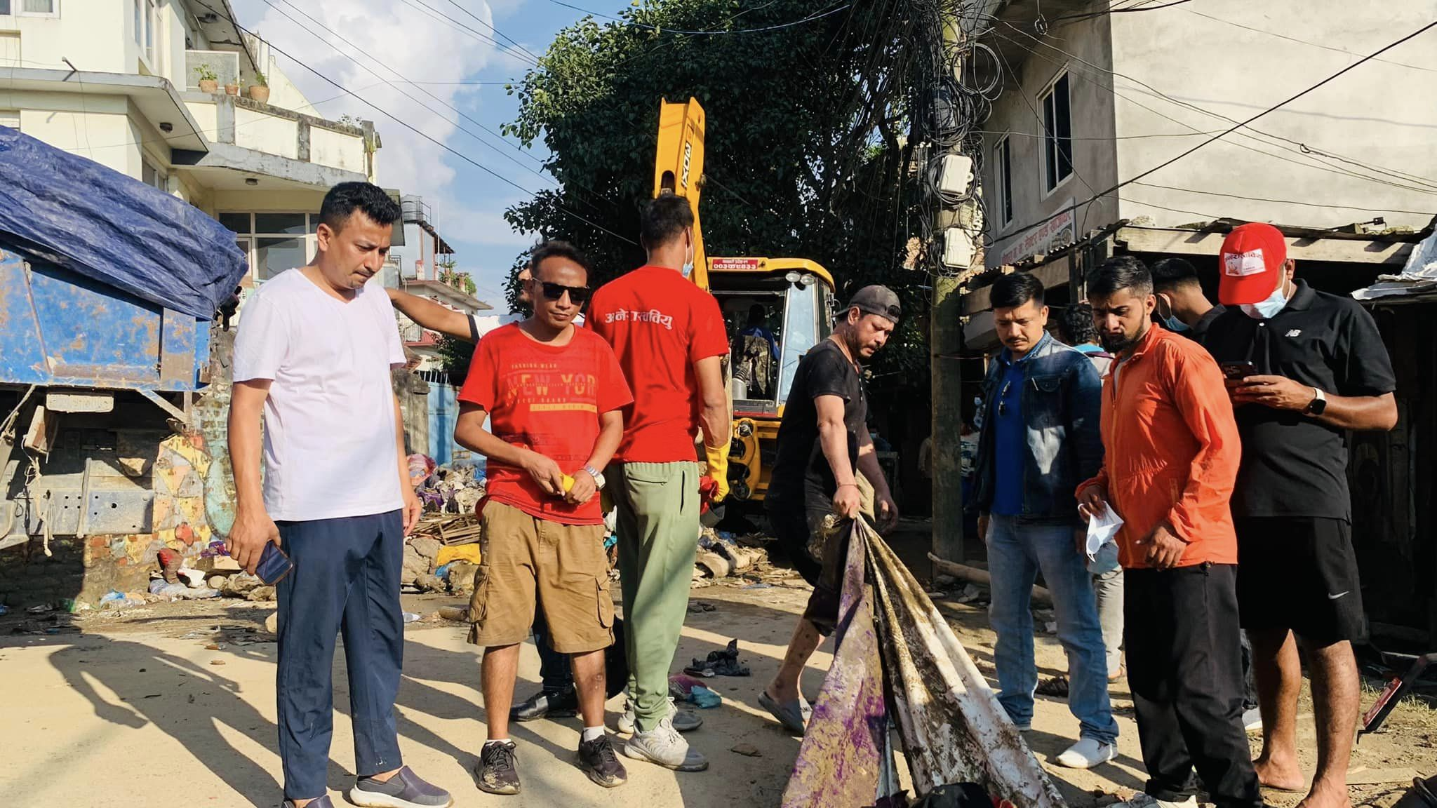 काठमाडौं महानगरले नउठाएको त्रिपुरेश्वर-टेकु क्षेत्रको फोहोर अखिलले उठायो (भिडिओ)