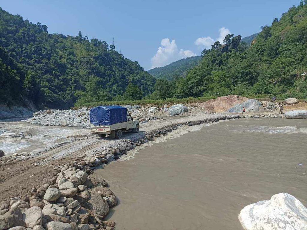 हेवामा डाइभर्सन गरेर १४ दिनपछि खुलाइयाे मेची राजमार्ग