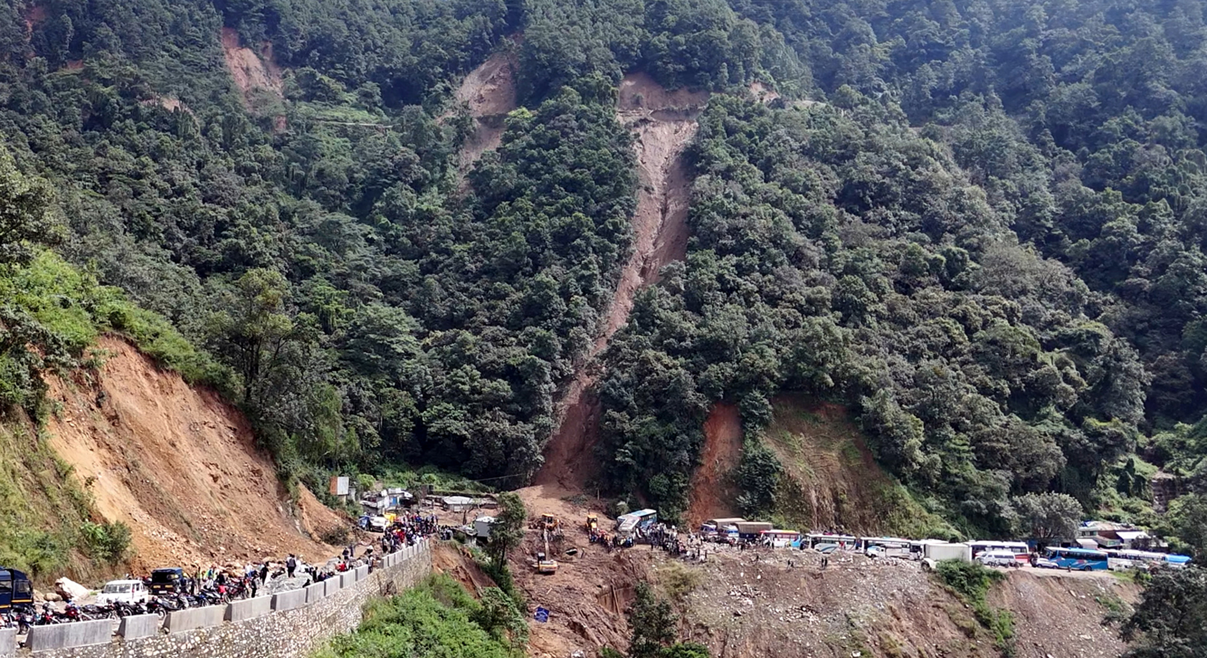 सडक अवरोधले चाडबाडको मुखमा यातायात व्यवसायीलाई संकट, मजदुरलाई झनै सकस