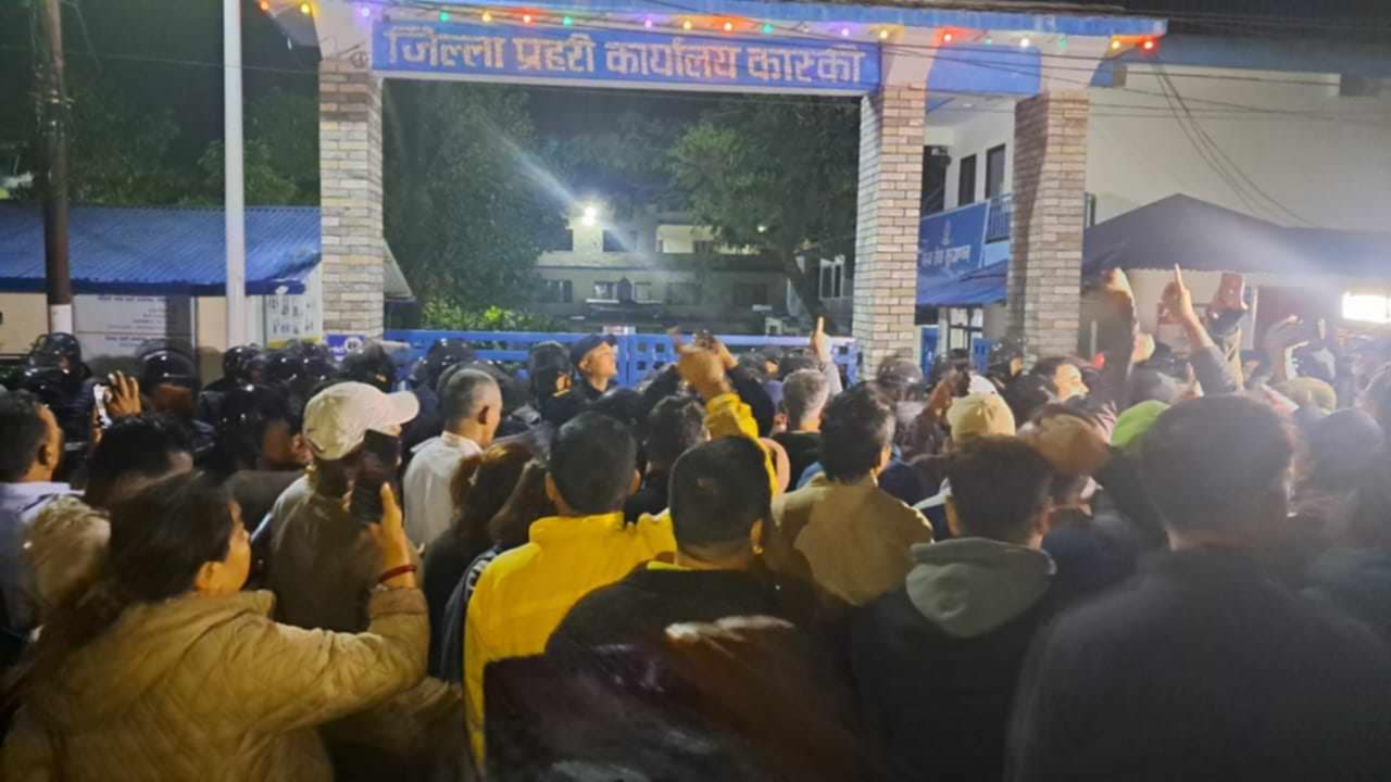 रवि लामिछाने पक्राउविरुद्ध रास्वपाले पोखरा र काठमाडौंमा प्रदर्शन गर्दै