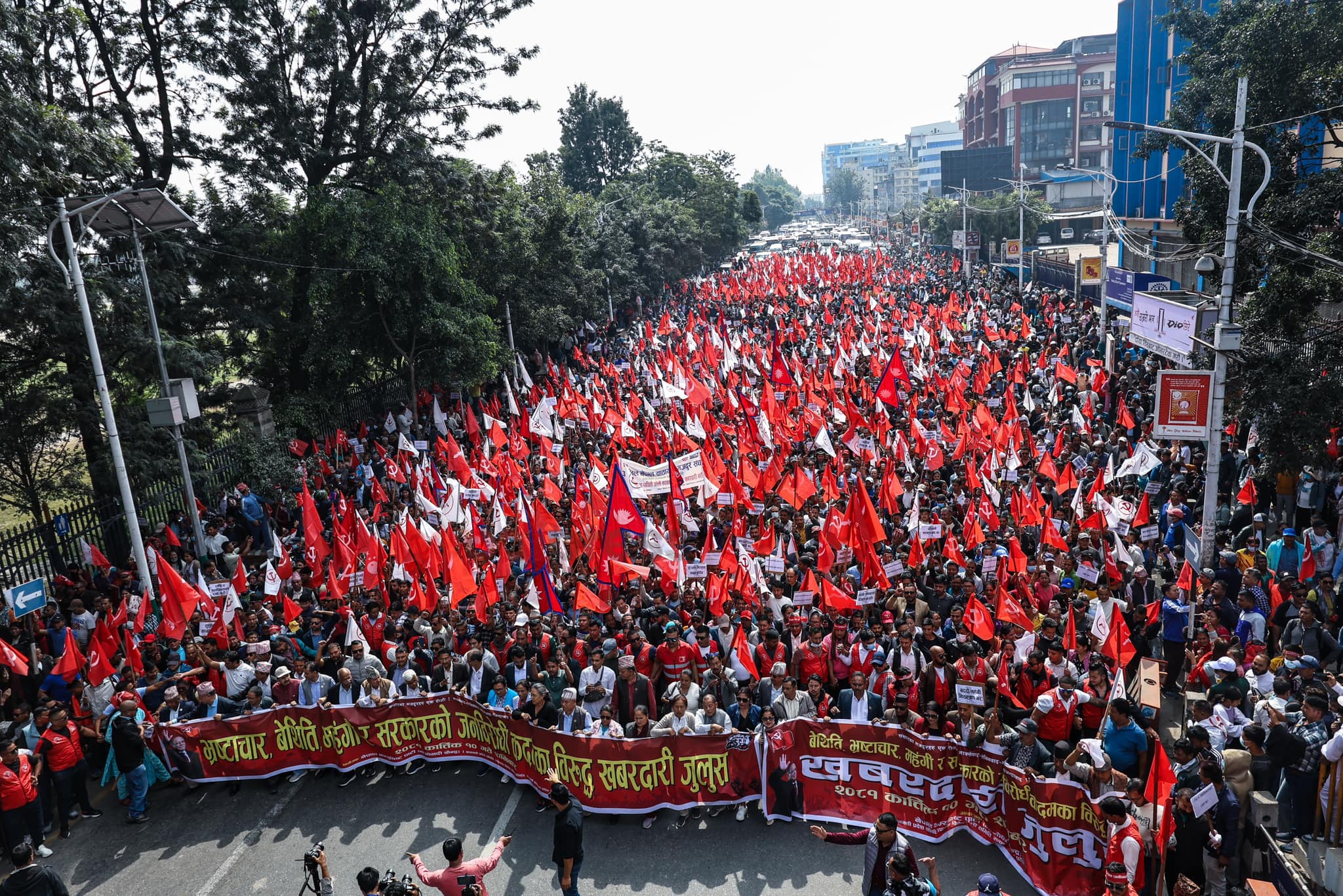 सरकारविरूद्ध सडकमा माओवादी, तस्बिरमा यस्तो देखियो काठमाडौंको शक्ति प्रदर्शन