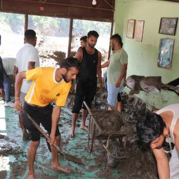 एमालेनिकट युवा र विद्यार्थीले गरे डुबानमा परेका देवघाटकाे वृद्धाश्रम सफाइ