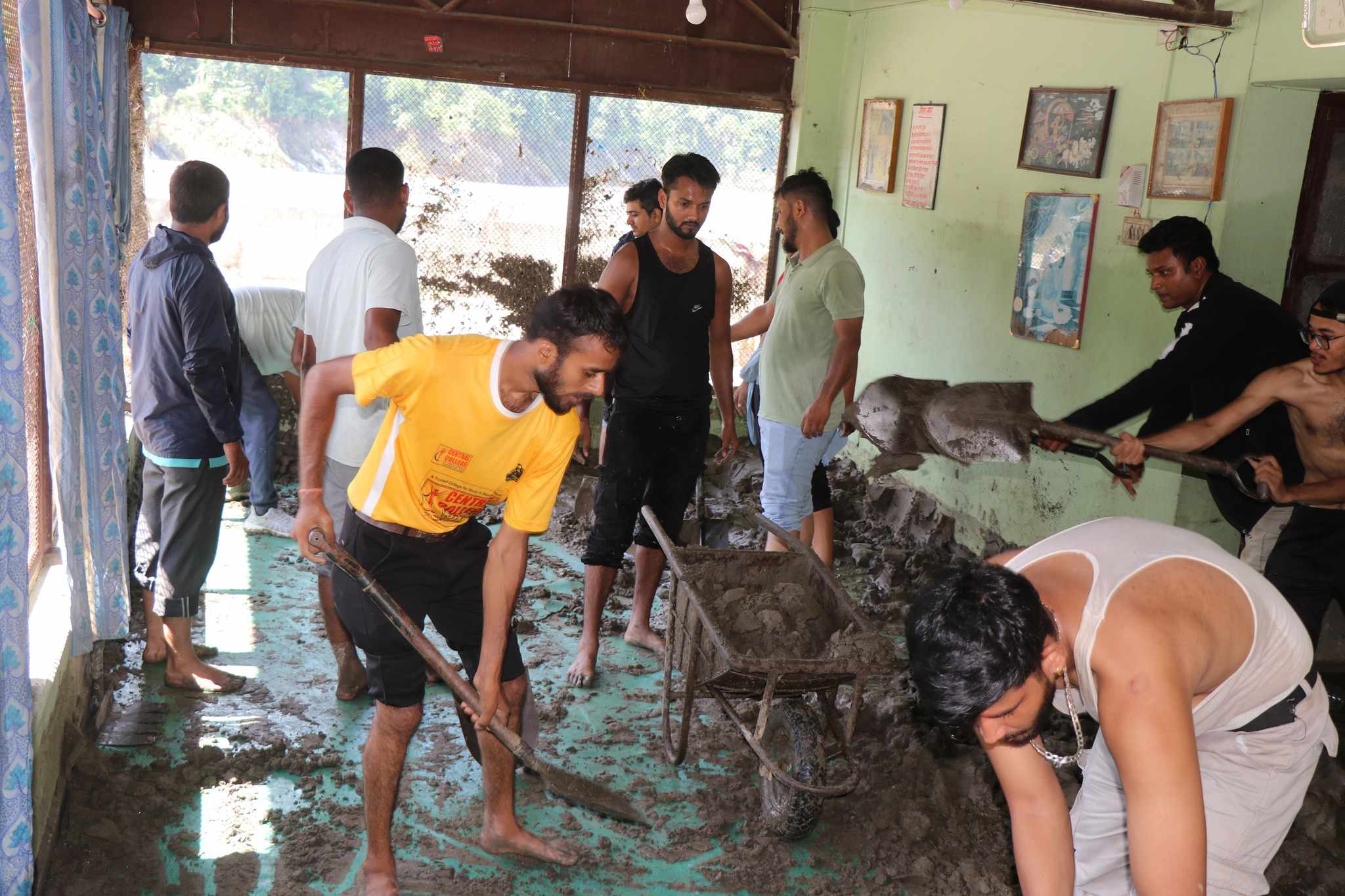 एमालेनिकट युवा र विद्यार्थीले गरे डुबानमा परेका देवघाटकाे वृद्धाश्रम सफाइ