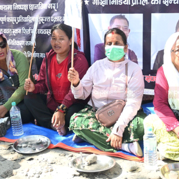 पोखरामा थाल ठटाउँदै सहकारी बचतकर्ताको प्रदर्शन (तस्बिरहरू)