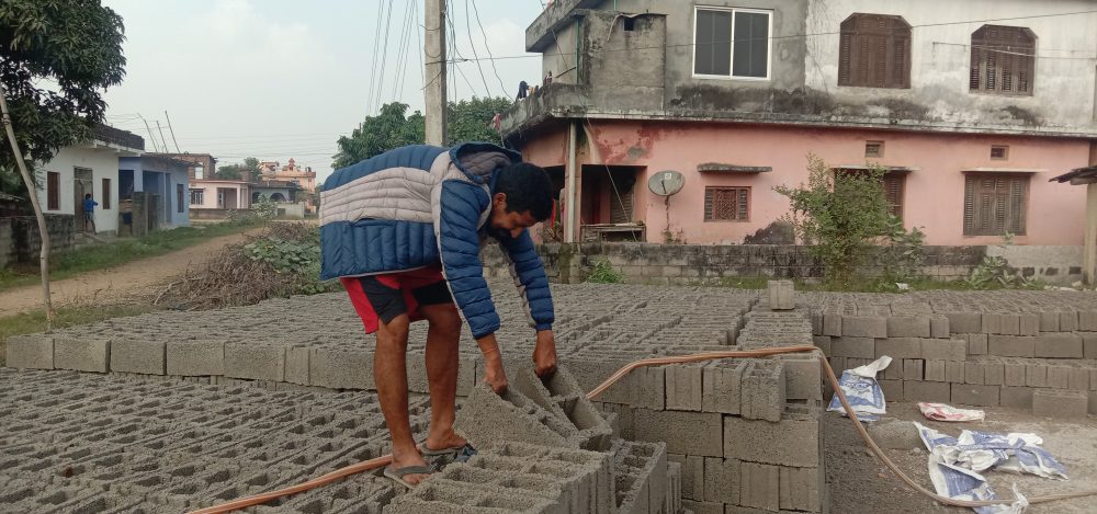 इन्जिनियरिङ अध्ययन गरेर ब्लक उद्योगमा स्थापित