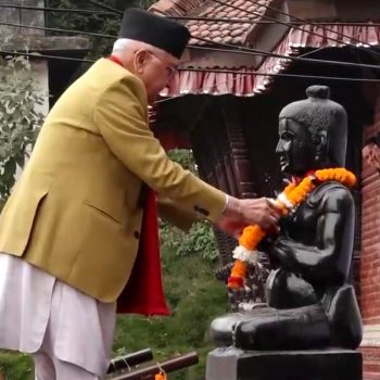 प्रधानमन्त्री ओलीद्वारा राष्ट्रिय विभूति शंखधर साख्वाको सालिकमा माल्यार्पण