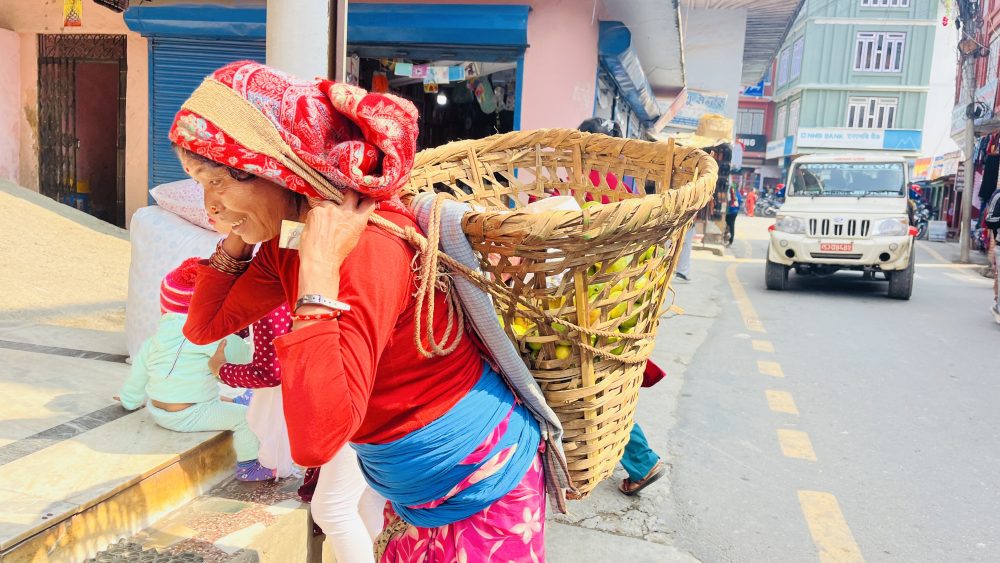 घर खर्च जुटाउन अम्बा बिक्री गरेर नुनतेलको जोहो