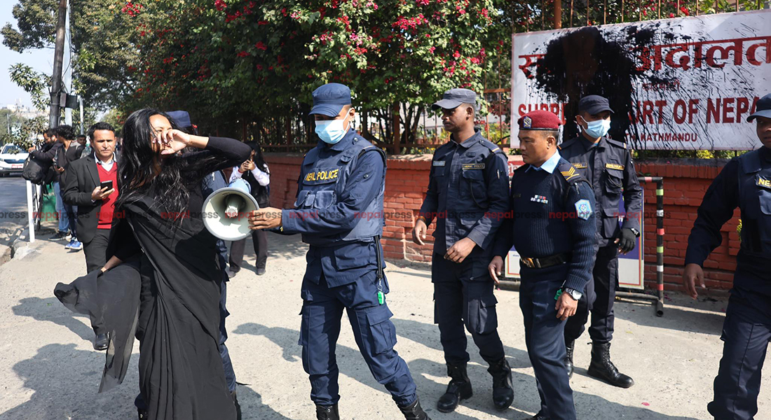 सर्वोच्च अदालतको बोर्डमा कालो छ्यापेकी विनु यादव पक्राउ (तस्बिरहरू)