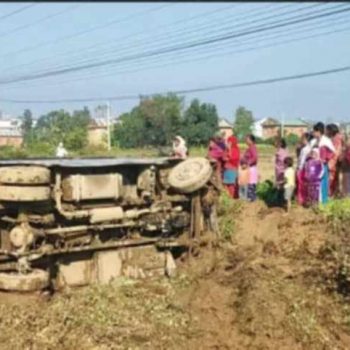 तुलसीपुर जाँदै गरेकाे बस दुर्घटना, २१ जना घाइते