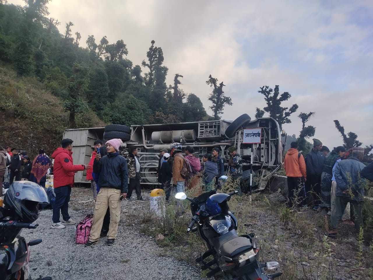 रुकुम पूर्वबाट आउँदै गरेकाे बस बागलुङमा दुर्घटना