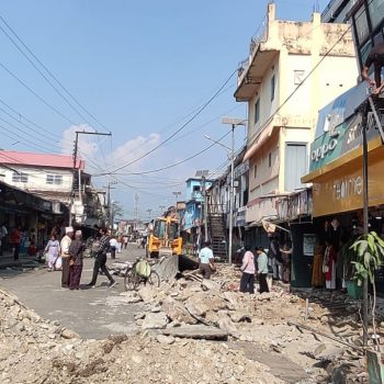 धुलाबारीमा अतिक्रमित संरचना हटाउँदै मेचीनगर