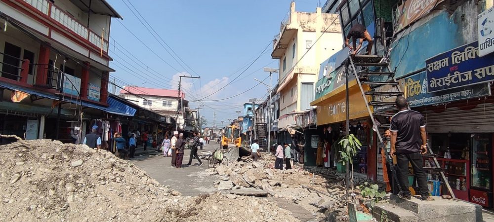 धुलाबारीमा अतिक्रमित संरचना हटाउँदै मेचीनगर