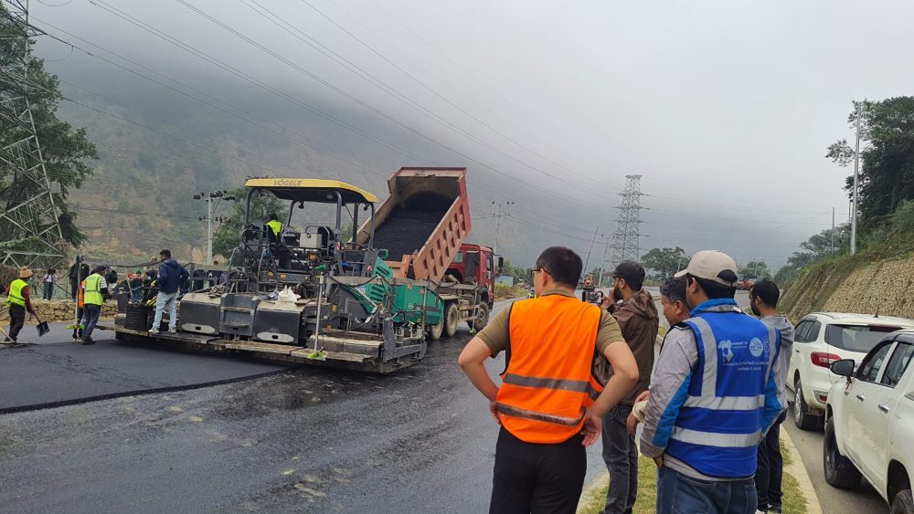 मुग्लिन-पोखरा सडकः पूर्वी खण्डमा धमाधम कालोपत्र गरिँदै