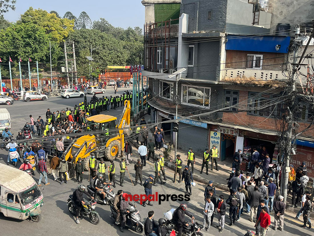 काठमाडाैं महानगरकाे डोजर गाैशालामा, स्थानीय आन्दाेलित