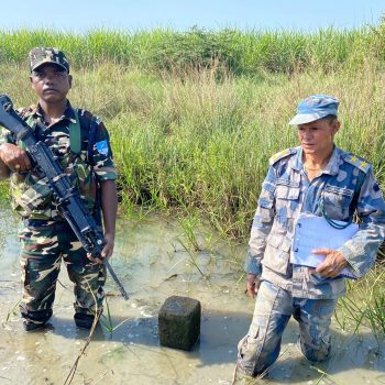 संयुक्त टोलीद्वारा सीमास्तम्भको निरीक्षण