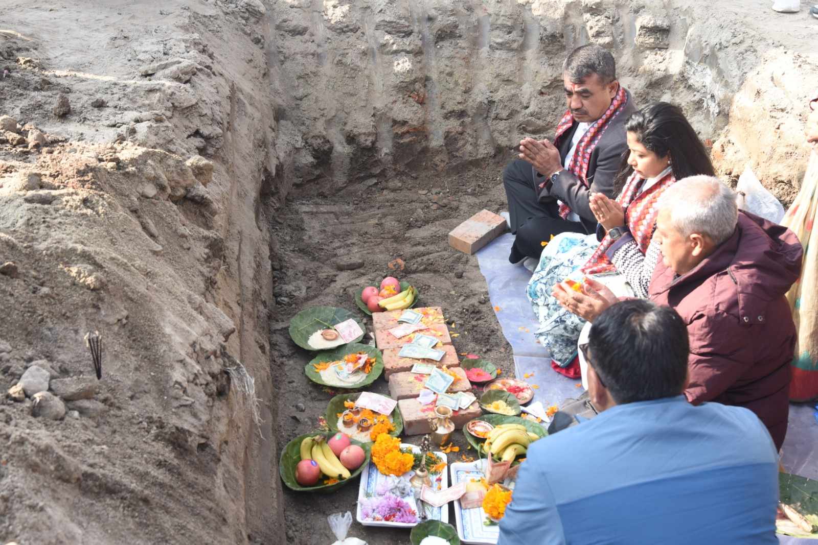 सानो गौचरनमा काठमाडाैं महानगरले स्टेडियम बनाउँदै, उपप्रमुख डंगाेलले गरिन् शिलान्यास