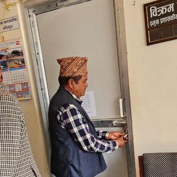 एमालेद्वारा पूर्वीचौकी गाउँपालिकामा तालाबन्दी