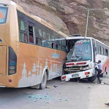 तनहुँमा दुई यात्रुबाहक बस ठोक्किदा एक जनाको मृत्यु, ३१ घाइते