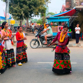 थारु बस्तीमा देउसीको रौनक, रेशमको ‘राजाको दरबार’ घन्किँदै