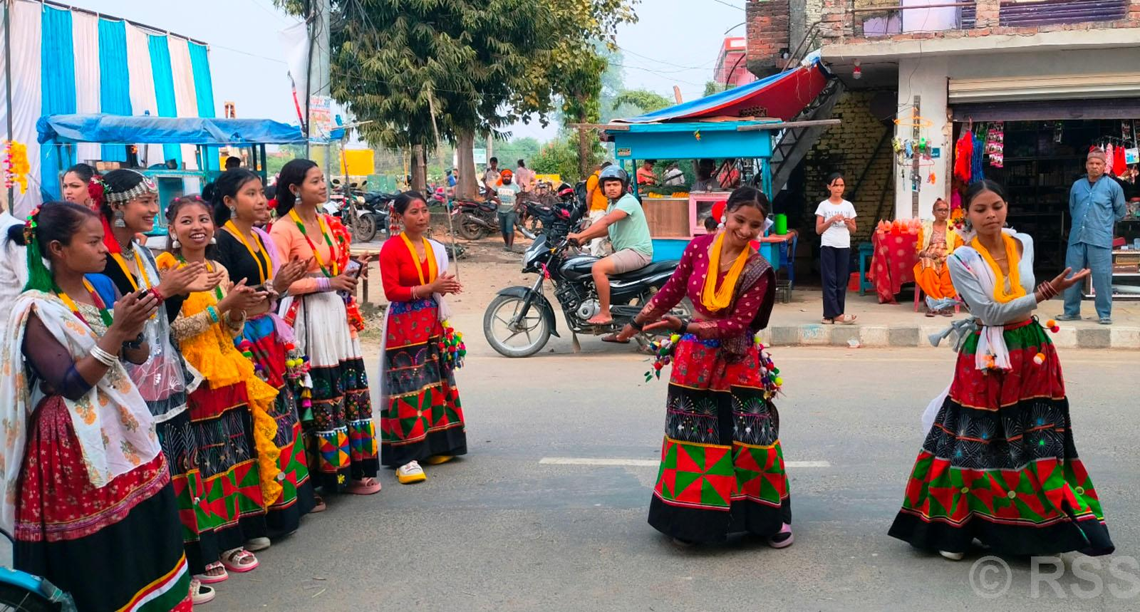 थारु बस्तीमा देउसीको रौनक, रेशमको ‘राजाको दरबार’ घन्किँदै