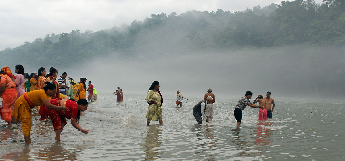 आज सोमबारे औँसी, बिहानै नबोली स्नान गरिँदै