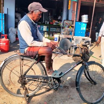 हतियारमा ‘धार’ लगाएर जीविकोपार्जन गरिरहेका ७० वर्षीय मुखिया