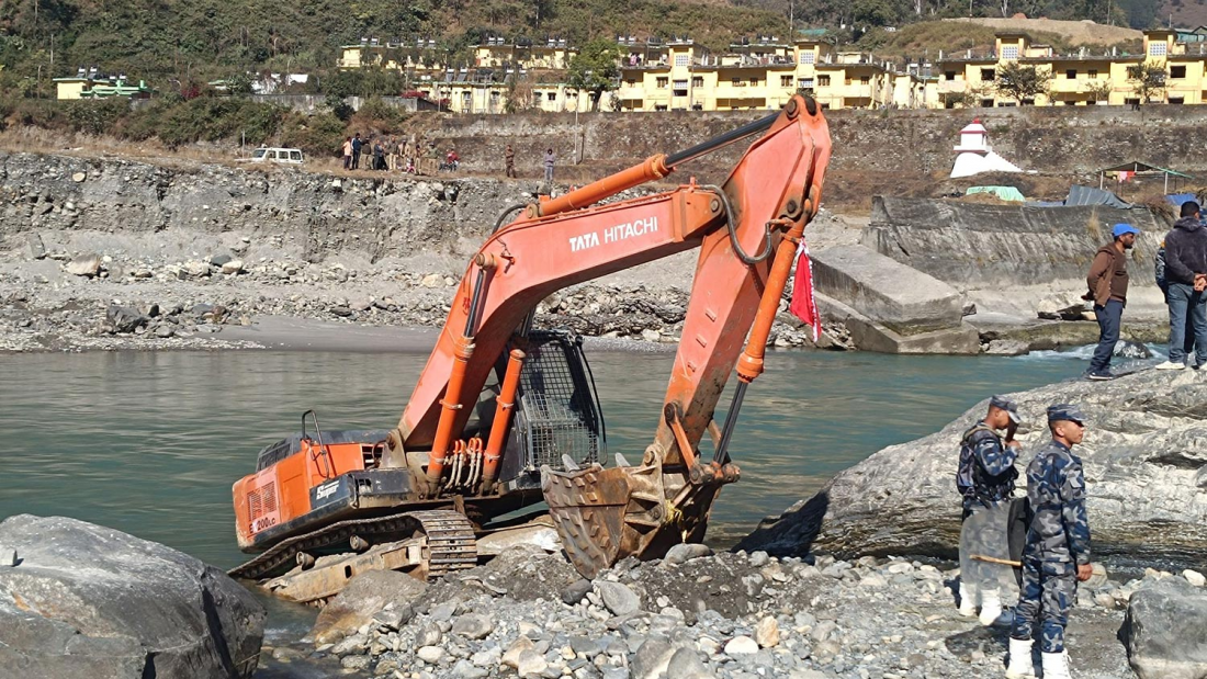 नेपाली भूमिमा हस्तक्षेप नगर्ने बताएपछि भारतीय एक्स्काभेटर र चालक ६ घण्टापछि नियन्त्रणमुक्त