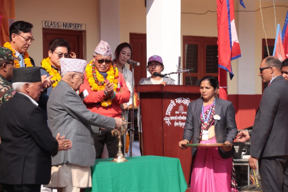 प्रधानमन्त्री ओलीले उद्घाटन गरे आफू ३ कक्षासम्म पढेकाे विद्यालयको भवन