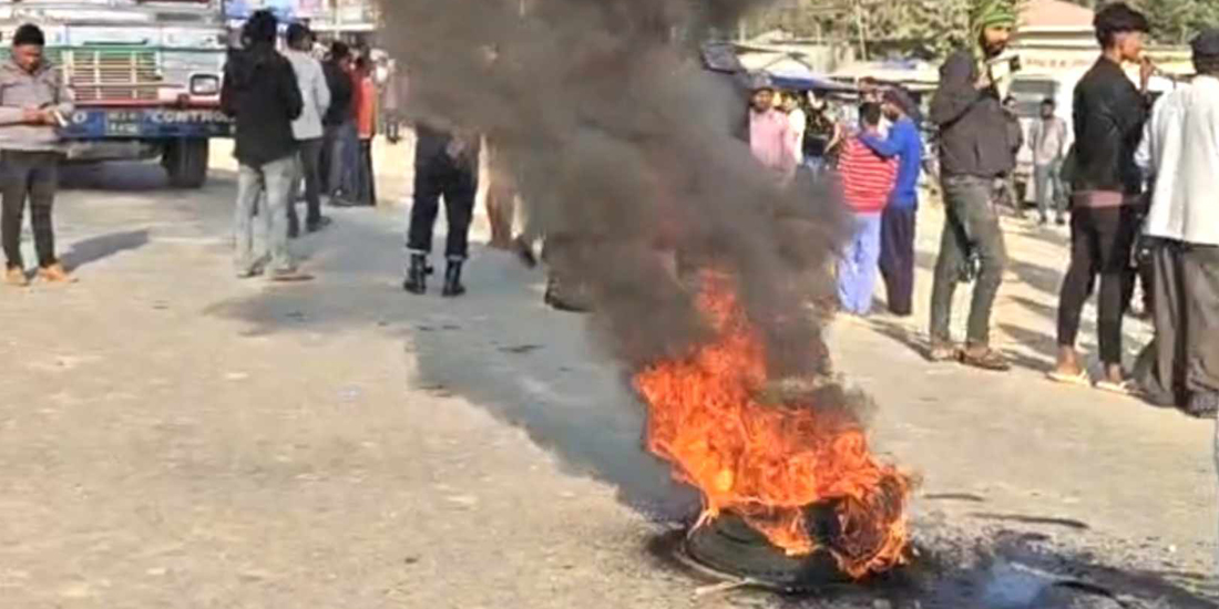 मदिरा तस्करको गाडीको ठक्करबाट सशस्त्रका सई यादव मृत्यु प्रकरण: सिरहामा राजमार्ग अवरुद्ध