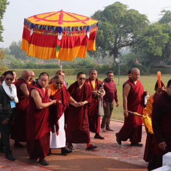 लुम्बिनीमा विश्व शान्तिको कामना गर्दै दीप प्रज्ज्वलन तथा पूजा (तस्विरहरु)