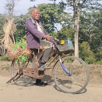 ८४ वर्षमा पनि साइकलमा गाउँबस्ती डुल्दै व्यापार