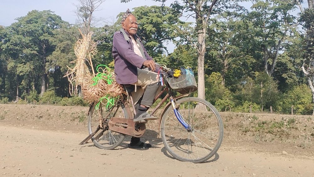 ८४ वर्षमा पनि साइकलमा गाउँबस्ती डुल्दै व्यापार