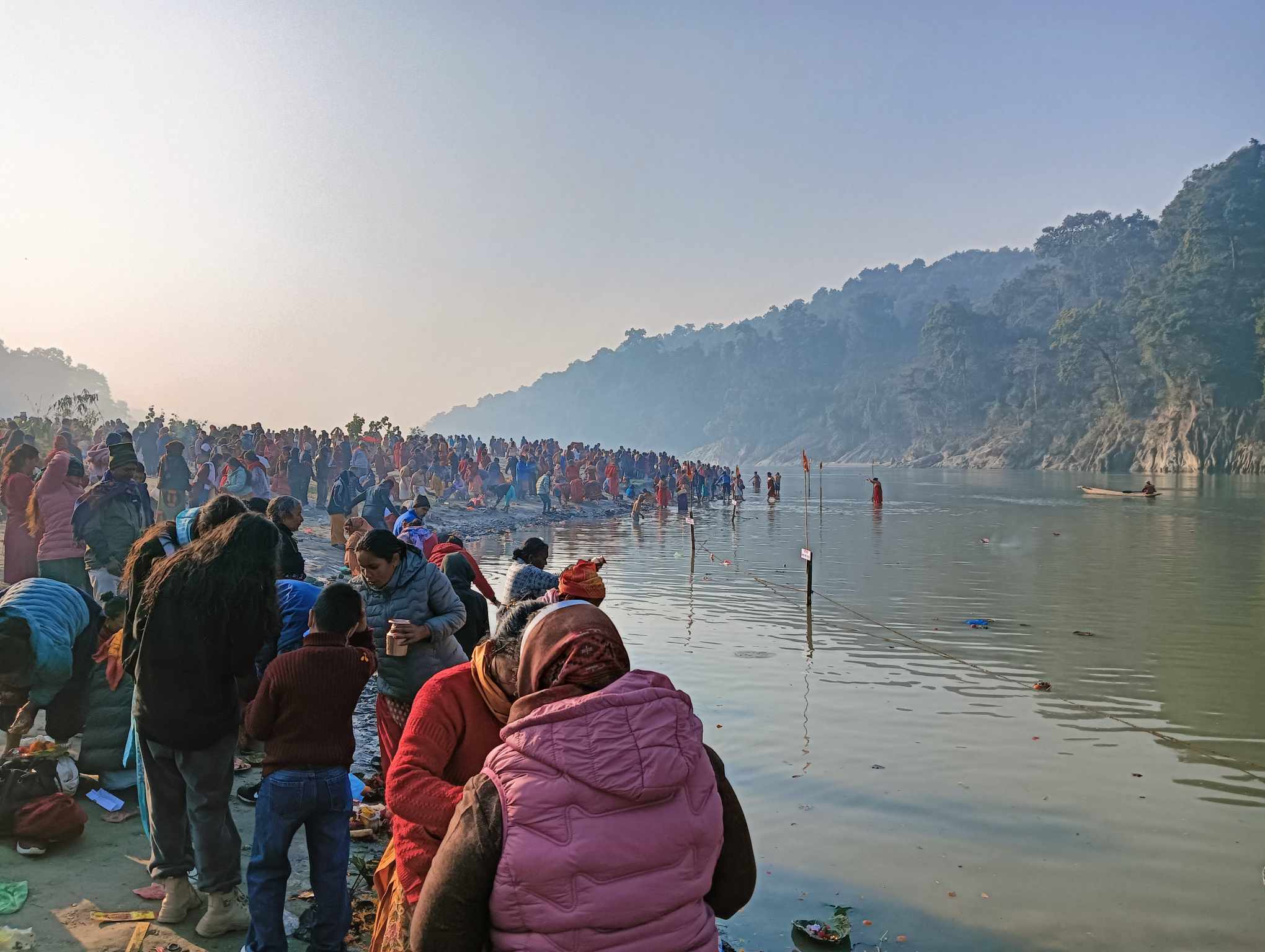 मकर संक्रान्ति स्नान गर्नेको देवघाटधाममा भीड (तस्बिर)