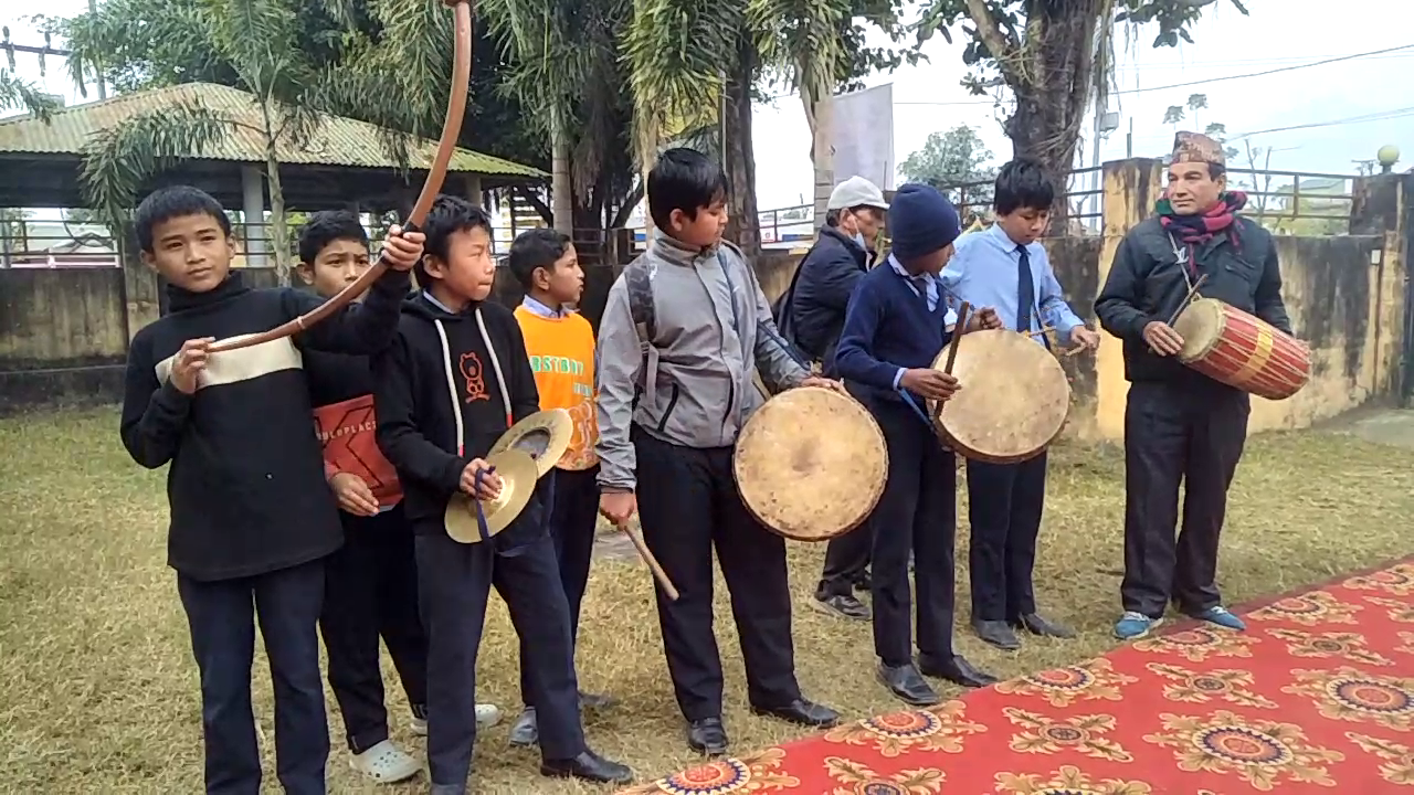 विद्यार्थीलाई पञ्चेबाजा बजाउने तालिम