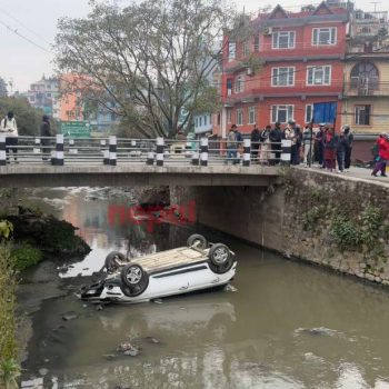 अनामनगरस्थित धोबीखोलमा कार खस्यो