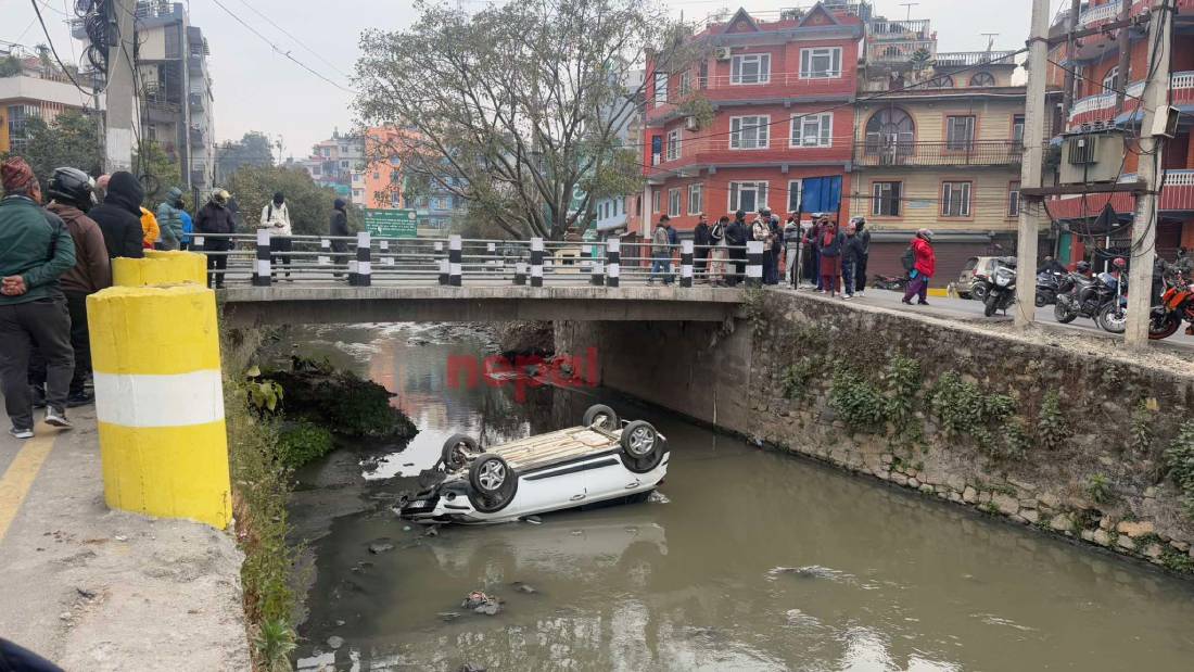 अनामनगरस्थित धोबीखोलमा कार खस्यो (भिडिओ)