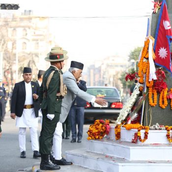 राष्ट्रपति रामचन्द्र पौडेलद्वारा पृथ्वीनारायण शाहको शालिकमा माल्यार्पण (तस्बिरहरु)