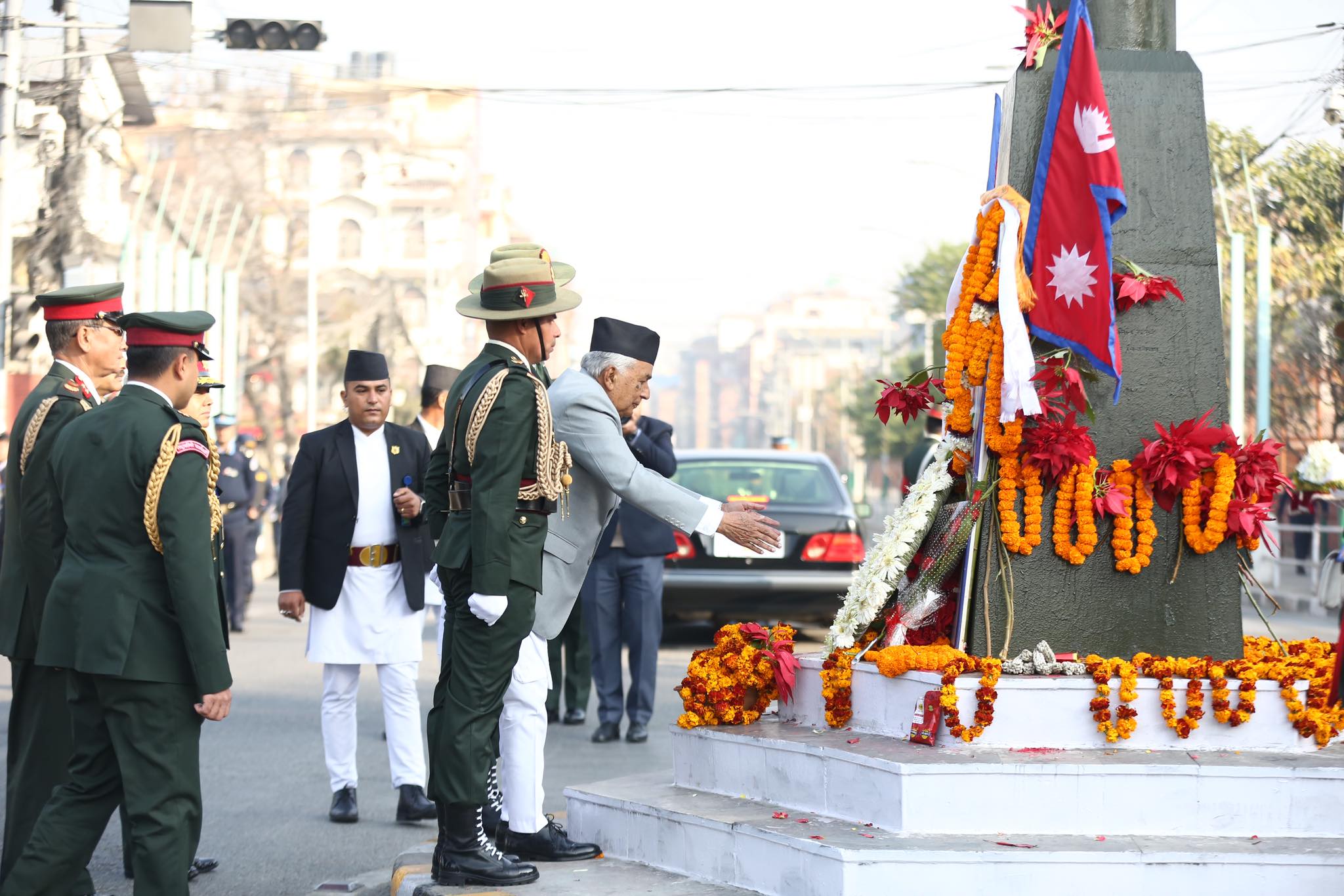 राष्ट्रपति रामचन्द्र पौडेलद्वारा पृथ्वीनारायण शाहको शालिकमा माल्यार्पण (तस्बिरहरु)