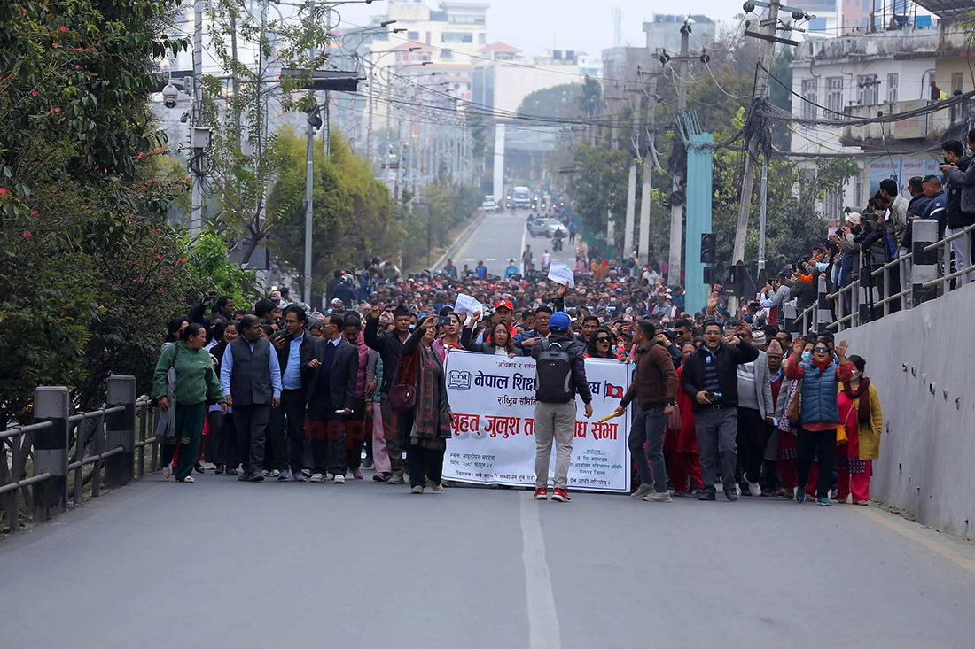 शिक्षा ऐन जारी नगरेको भन्दै फेरि आन्दोलनमा उत्रिए देशभरका शिक्षकहरु (तस्बिरहरु / भिडिओ)